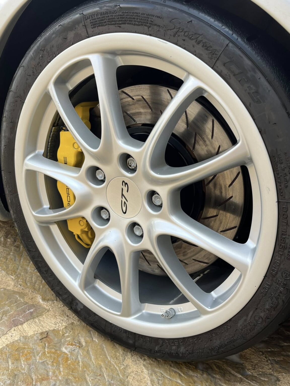Auto Spa Detailing Mallorca: Limpieza de llantas y acondicionamiento de neumáticos